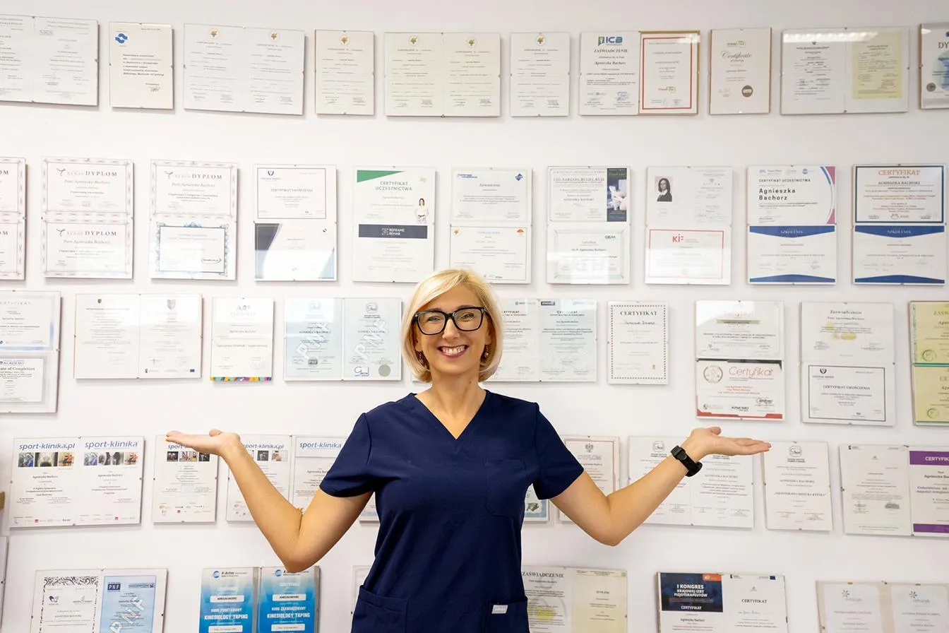 Agnieszka Bachorz na tle certyfikatów ukończonych szkoleń